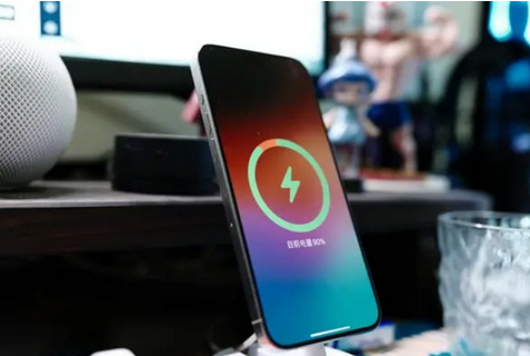 巢湖苹果15换屏服务分享用什么充电器给iPhone15充电更好 